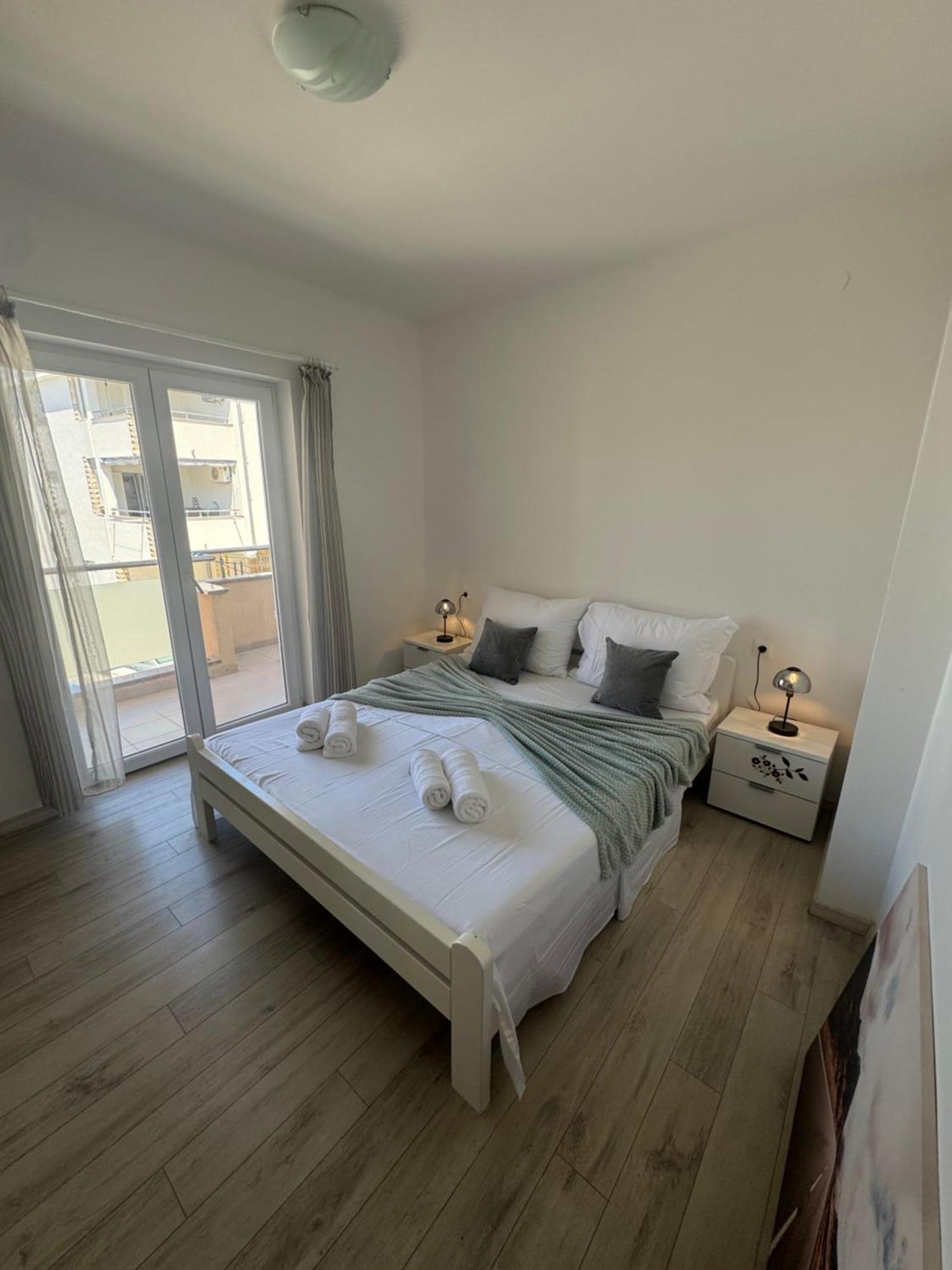 Apartments Toma Novalja Eksteriør bilde