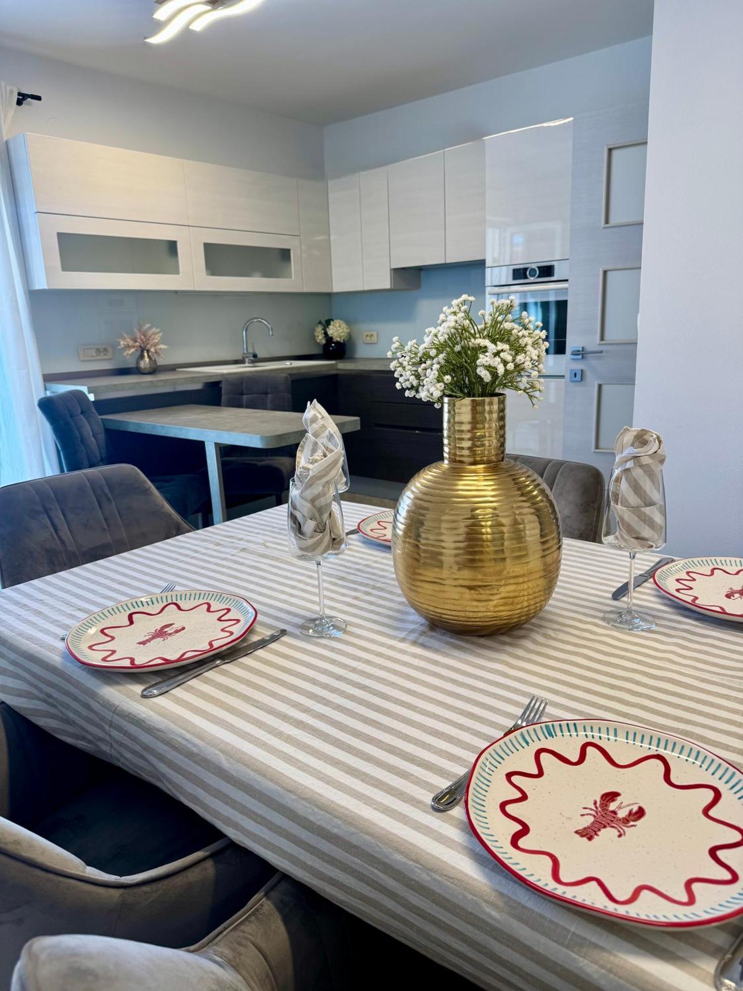 Apartments Toma Novalja Eksteriør bilde